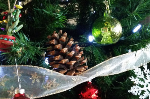 A simple Christmas Holiday tradition that helps slow life down. We decorate our Christmas tree with memories. Click to get your Simplifying Christmas Guide today. #simplechristmastraditions #familytime #lifelessons #hyggelifestyle #memories #seekingsimplelife